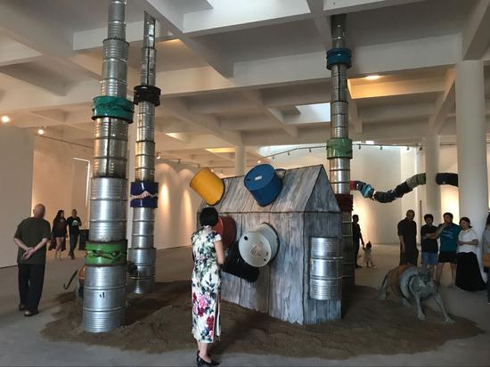 《幻城》尺寸：可变  材料：油桶，铜，铁  年代 2017